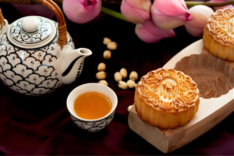 Ăn bánh trung thu kết hợp với uống trà