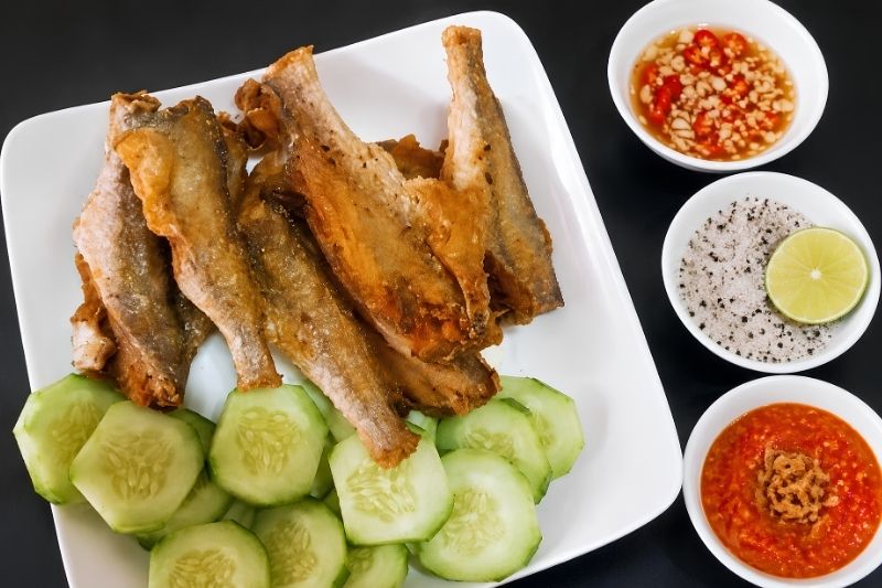 Nước chấm ngon cùng khô cá đù chiên