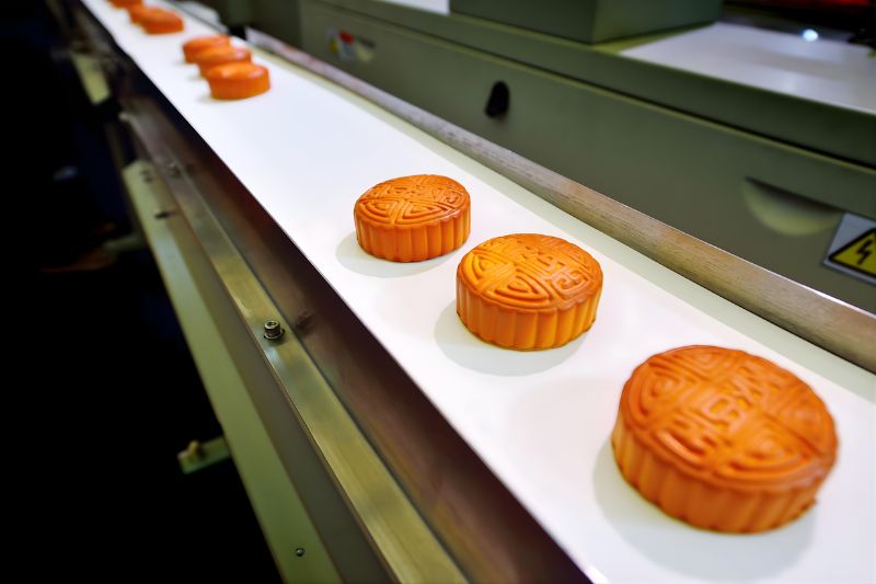 Bánh trung thu nhập khẩu được sản xuất trên dây chuyền hiện đại, đạt chuẩn quốc tế