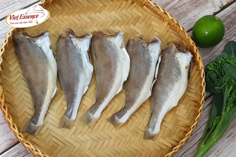 Cần chọn khô cá đù có màu vàng nhạt tự nhiên, da còn nguyên vẹn