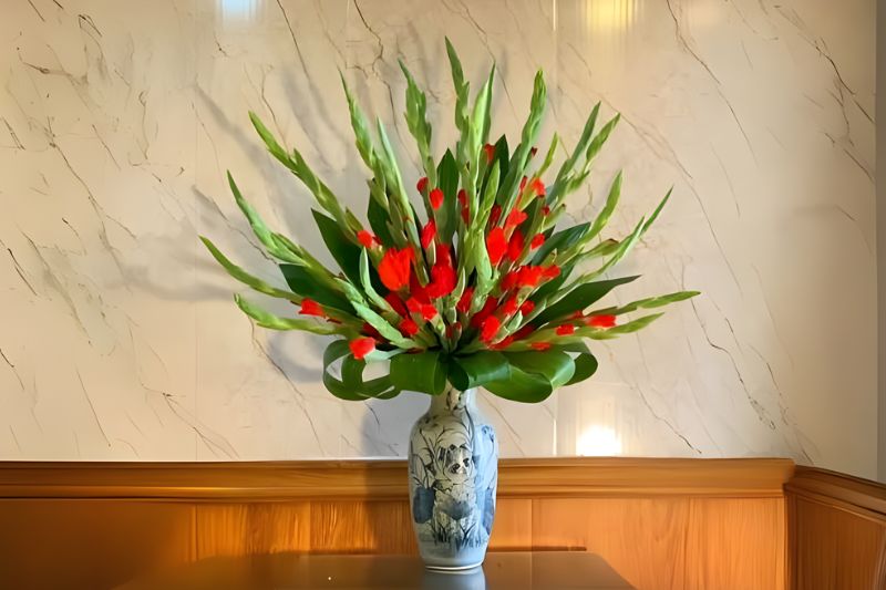 Hoa huệ trắng không chỉ tôn lên vẻ đẹp của mâm ngũ quả mà còn thể hiện lòng thành kính của con cháu đối với tổ tiên