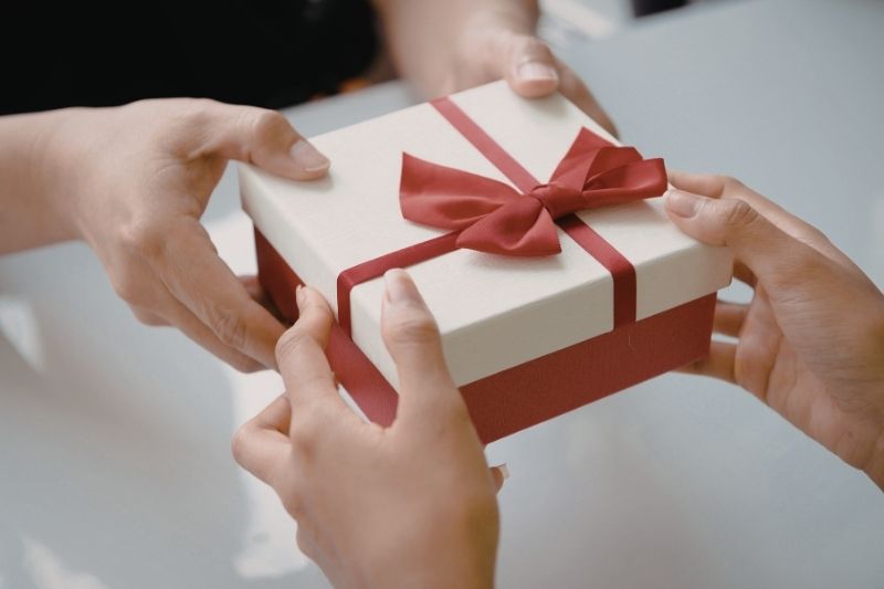 Lựa chọn thời điểm tặng quà hợp lý - Tai Thong