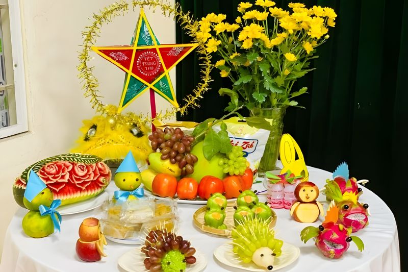 Trái cây cúng Rằm Trung Thu và đèn ông sao cũng góp phần tạo nên bầu không khí lễ hội