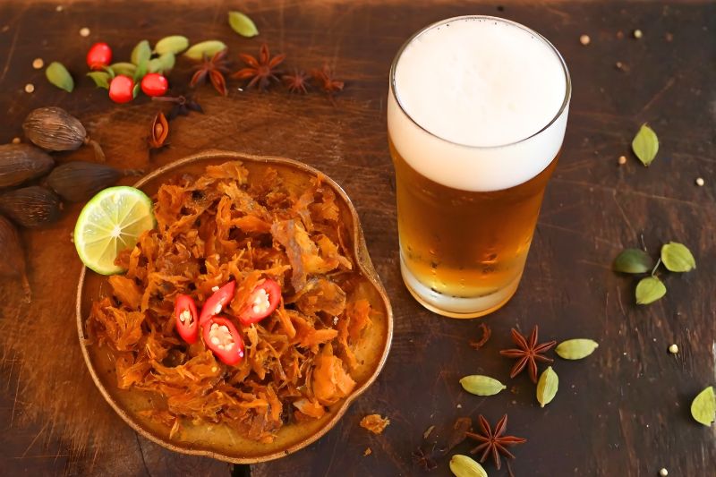 Mực xé cay kết hợp với bia thủ công