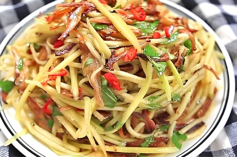 Gỏi xoài xanh trộn khô cá bống giòn rụm