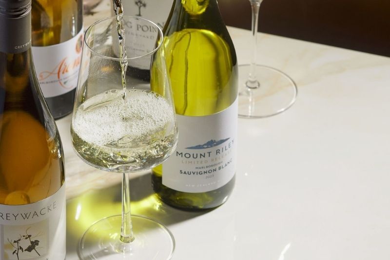 Rượu vang trắng kết hợp với thịt gà nướng BBQ