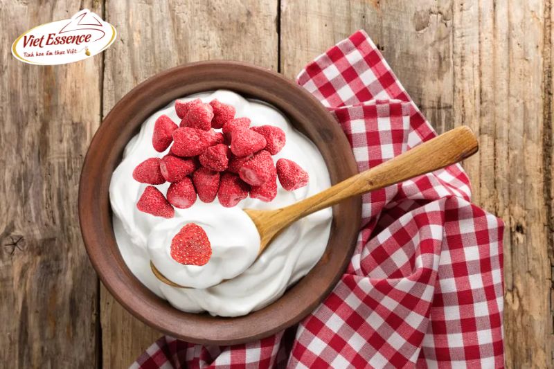 Sữa chua kết hợp trái cây sấy