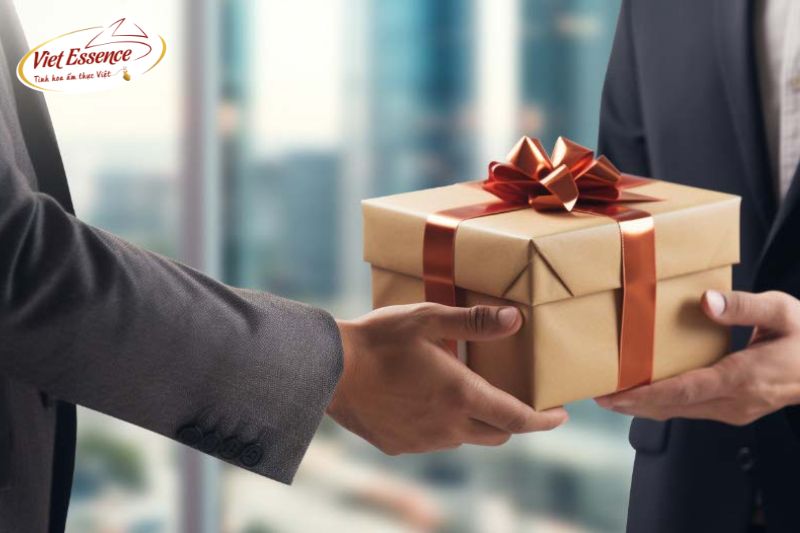 Trao quà là hình thức thể hiện sự trân trọng
