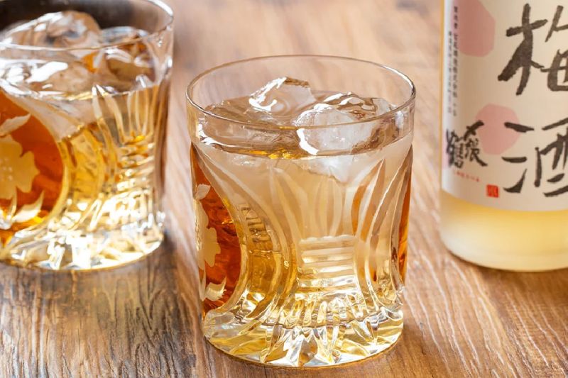 Uống lạnh rượu mơ - “On the Rocks”