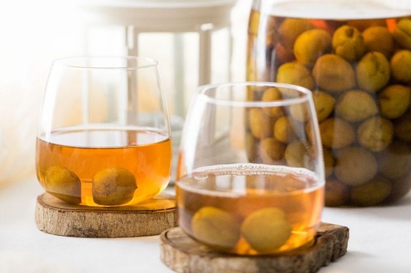 Uống rượu mơ với nước nóng - Tai Thong