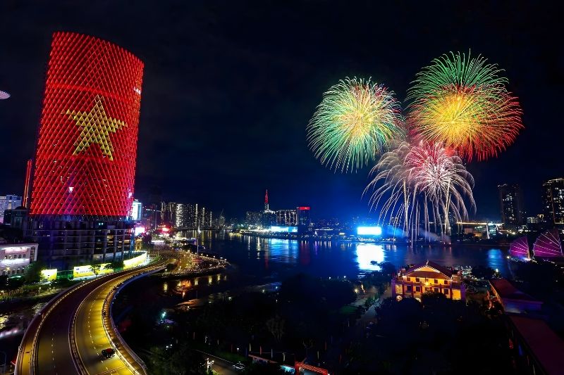 Xem pháo hoa ngày đại lễ 30/4 - 1/5