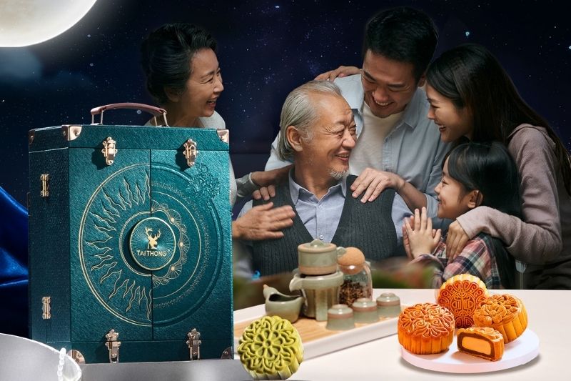 Gia đình cùng nhau thưởng thức bánh trung thu Tai Thong