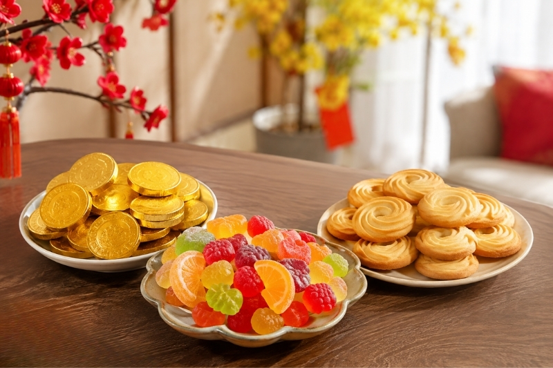Kẹo ngọt và bánh quy khay Tết