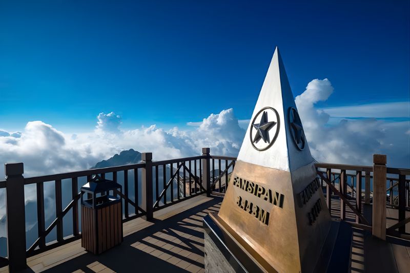 Cột mốc độ cao 3.143m của đỉnh Fansipan